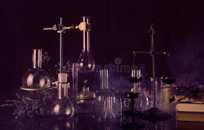 黑暗背景中巫术和魔术的不祥实验室库存照片 图片包括有幻想 钉书匠 隐密 不老长寿药 实验室 黑暗背景中巫术和魔术的不祥实验室库存照片 图片包括有幻想 钉书匠 隐密 不老长寿药 实验室