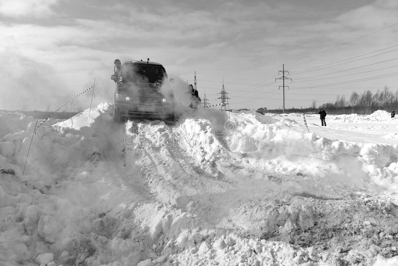 黑白照片 一辆越野车 路虎4x4 驾驶在雪山上 身穿彩色蓝色烟雾 与一名男子在车外编辑类库存图片 图片包括有男人 黑白照片 一辆越野车 路虎4x4 驾驶在雪山上 身穿彩色蓝色烟雾 与一名男子在车外编辑类库存图片 图片包括有男人