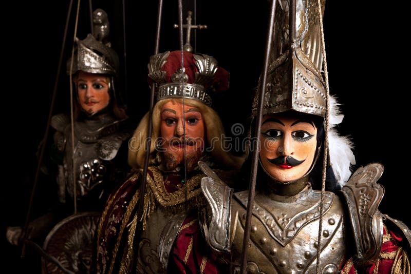黑背景下的皮皮西里木偶与传统纪念品歌剧编辑类照片 图片包括有历史记录 背包 歌剧 意大利语