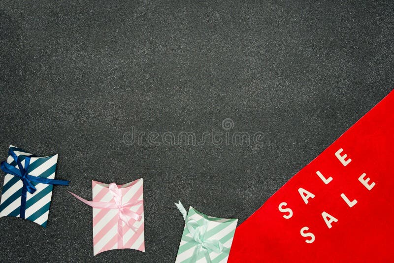 黑色背景中的圣诞节概念带礼盒的word Sale 冬季假日主题库存照片 图片包括有棚车 背包 黑色背景中的圣诞节概念带礼盒的word Sale 冬季假日主题库存照片 图片包括有棚车 背包