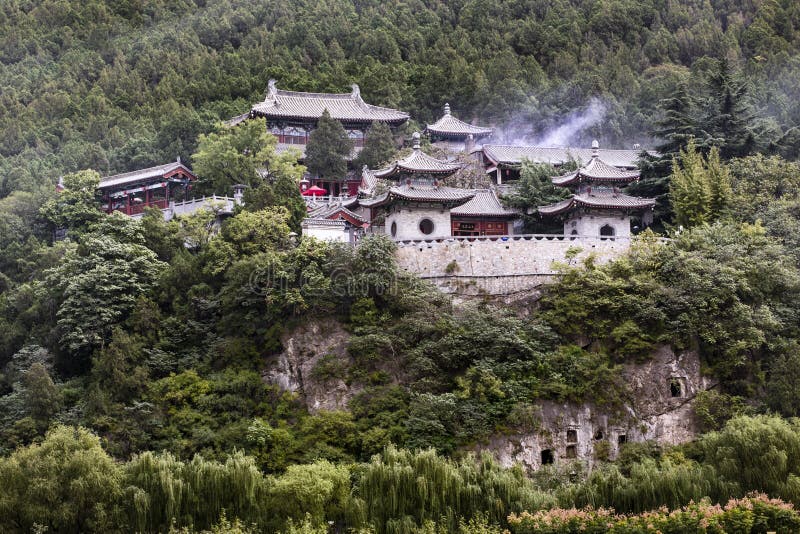 龙门洞的香山寺 洛阳 中国库存图片 图片包括有近处 森林 著名 纪念碑 风景 中国 横向