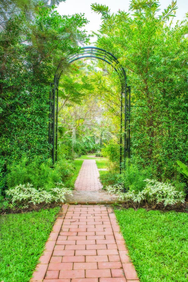Laube im Garten stockbild. Bild von üppig, niemand