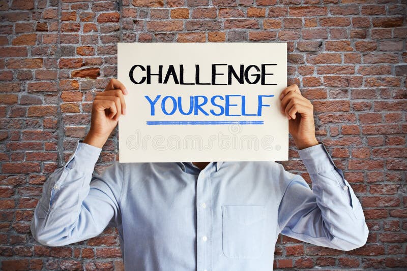  inspirador do yourself†do “challenge da mensagem escrito à mão no pedaço de papel branco nas mãos do homem de negócios fotografia de stock royalty free inspirador do yourself†do “challenge da mensagem escrito à mão no pedaço de papel branco nas mãos do homem de negócios fotografia de stock royalty free