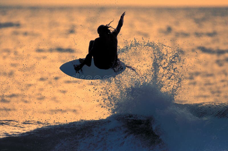 1 ηλιοβασίλεμα surfer στοκ εικόνα με δικαίωμα ελεύθερης χρήσης