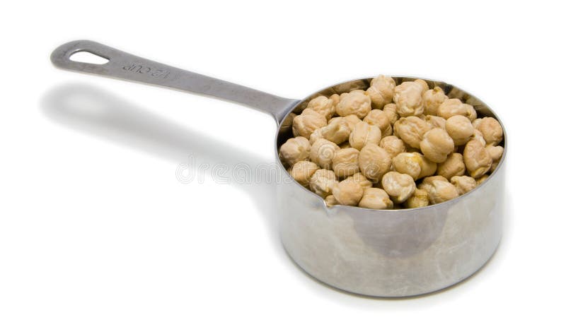 1 измерять 2 chickpeas c высушенный чашкой стоковая фотография 1 измерять 2 chickpeas c высушенный чашкой стоковая фотография