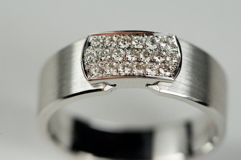 The is 18K Diamond jewellery Men of diamonds inlaid rings, many of the small diamonds. The is 18K Diamond jewellery Men of diamonds inlaid rings, many of the small diamonds