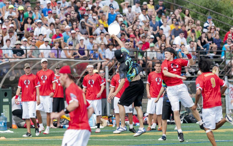Ultimate Frisbee Players editorial stock image. Image of play 16842829