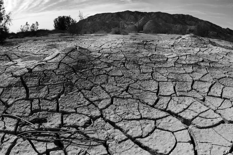 3 трещины. Пустыня трескавшаяся земля. Трещины в земле от засухи фото. Cracked Earth Sea. Треснутые 3.