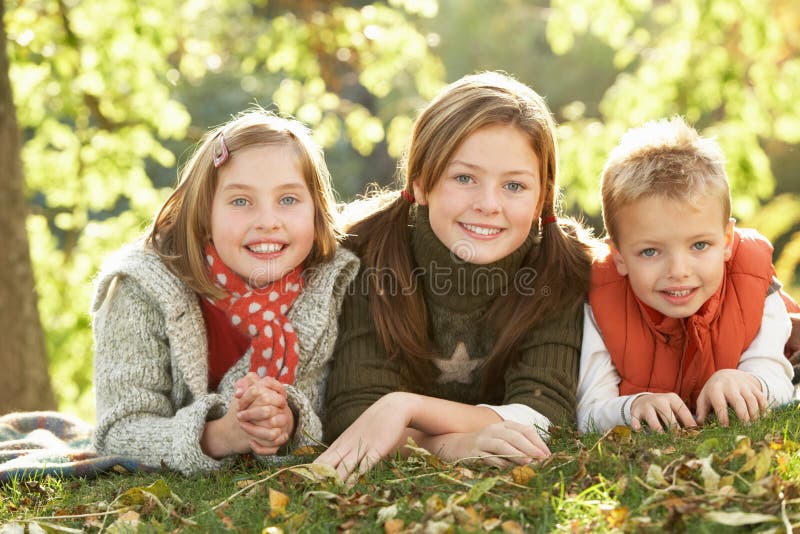 3 jesień dzieci grupa relaksować target844_0_ obrazy royalty free 3 jesień dzieci grupa relaksować target844_0_ obrazy royalty free