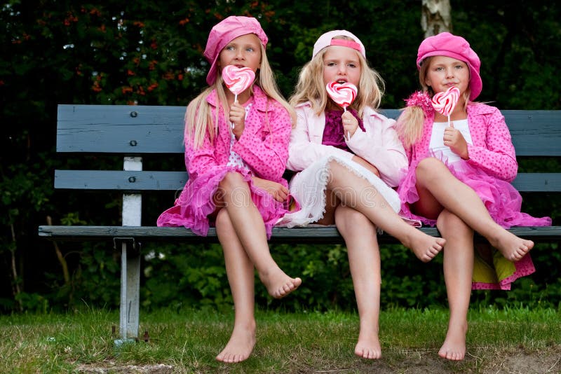 3 Sisters eating a lollipop