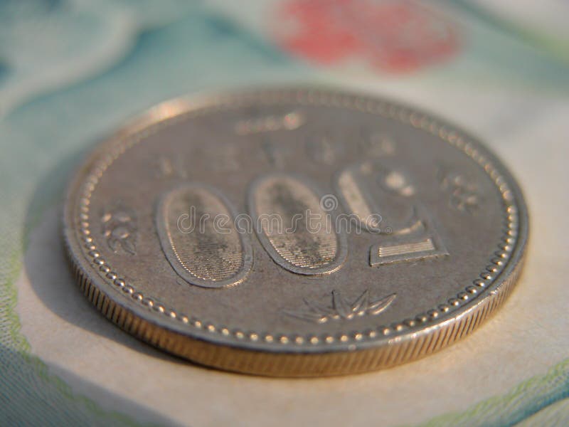 Interesting perspective of a 500 yen coin on a 1000 yen bill. Interesting perspective of a 500 yen coin on a 1000 yen bill.