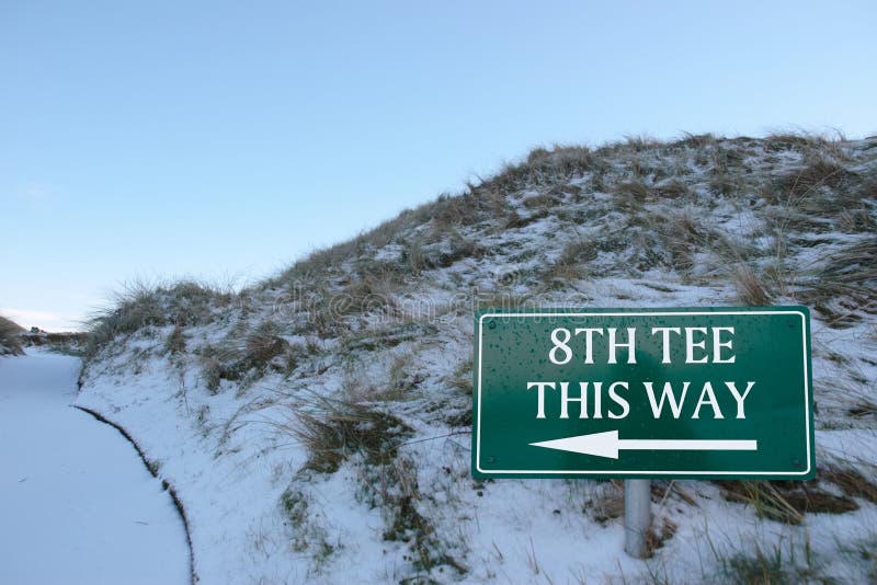 8th tee this way sign on a golf course