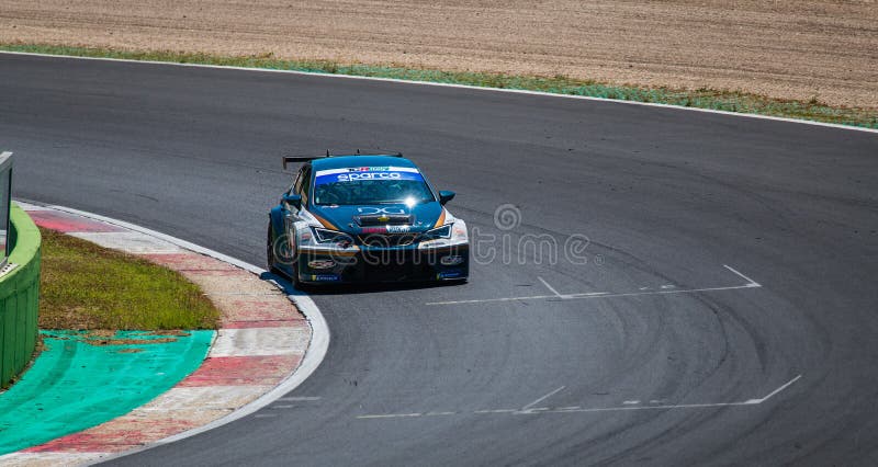 Cupra De Corrida De Carros Elétricos Em Ação Na Pista De Asfalto De  Circuito Foto de Stock Editorial - Imagem de circuito, moderno: 223518658