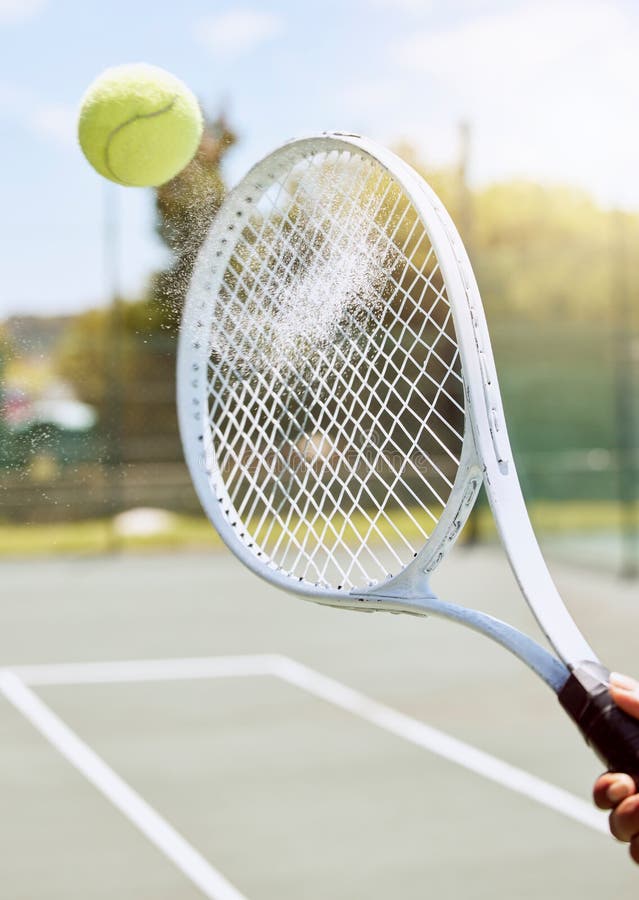 Raquete e bola para a competição de jogos de tênis