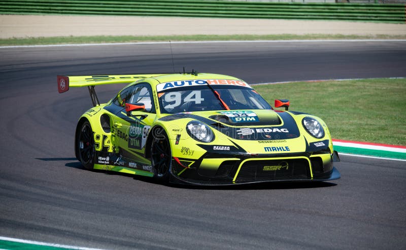 Ação Rápida De Super Carro Porsche 911 Gt3 De Corrida Em Pista De Corrida  Em Asfalto Imagem de Stock Editorial - Imagem de esportes, pista: 252709724