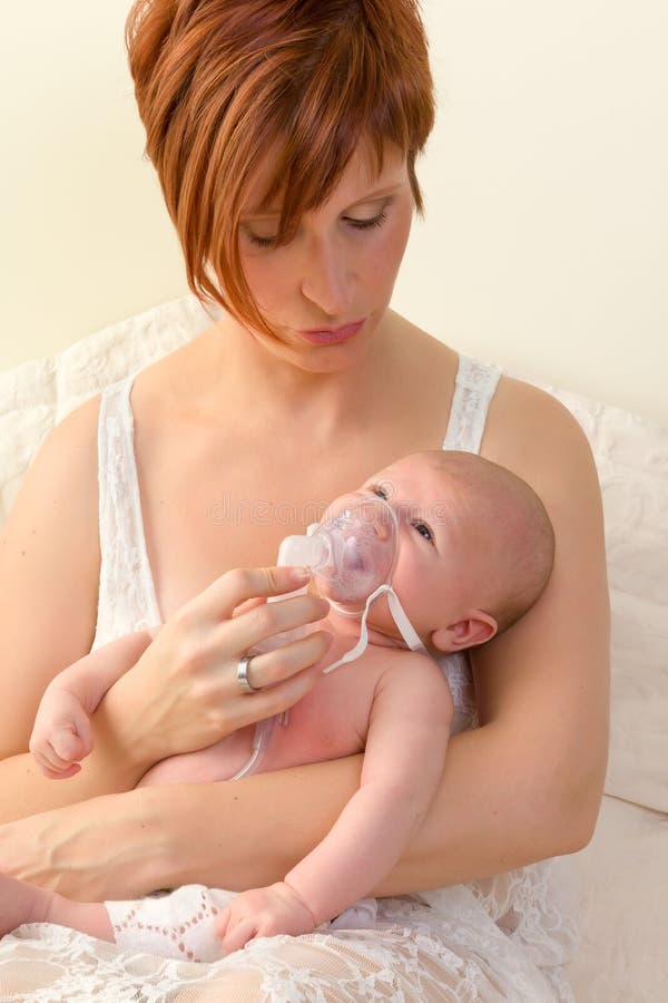 Aérosol Pour Le Bébé Malade Image stock - Image du vapeur