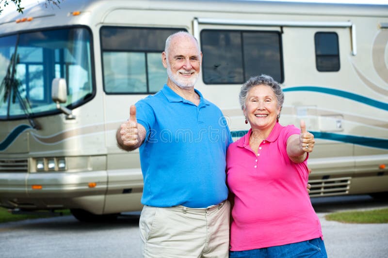 Seniors heureux en retraite voyageant en camping-car