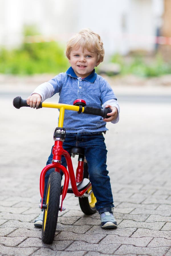 2 Años Del Montar a Caballo Del Niño En Su Primera Bici Foto de archivo -  Imagen de ciclismo, juego: 29090380