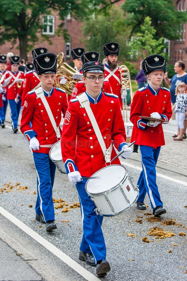 AABENRAA, DÄNEMARK - 6. JULI - 2014: Tambour-Korps an einer Parade an lizenzfreies stockfoto AABENRAA, DÄNEMARK - 6. JULI - 2014: Tambour-Korps an einer Parade an lizenzfreies stockfoto