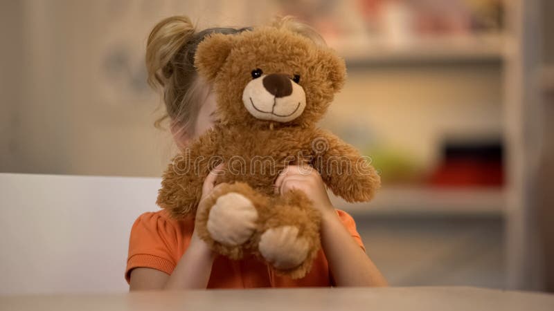 Aanbiddelijk glimlachend meisje die bruine teddybeer, blij jong geitje, gelukkige kinderjaren houden royalty-vrije stock foto Aanbiddelijk glimlachend meisje die bruine teddybeer, blij jong geitje, gelukkige kinderjaren houden royalty-vrije stock foto