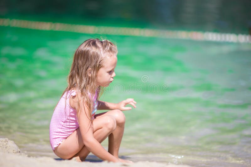 Aanbiddelijk meisje bij strand tijdens de zomer stock fotografie Aanbiddelijk meisje bij strand tijdens de zomer stock fotografie