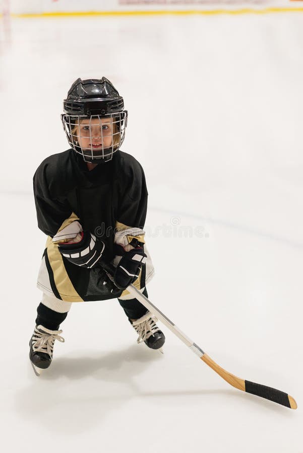 Aanbiddelijk speelt weinig jong geitje 3 years-old hockey op ijs die in volledig hockeymateriaal dragen royalty-vrije stock foto's Aanbiddelijk speelt weinig jong geitje 3 years-old hockey op ijs die in volledig hockeymateriaal dragen royalty-vrije stock foto's