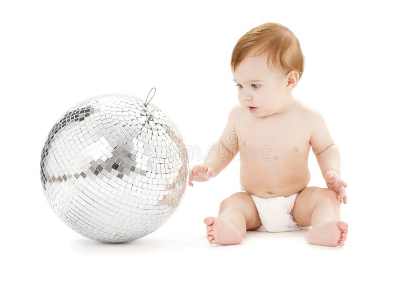 Aanbiddelijke babyjongen met grote discobal stock foto Aanbiddelijke babyjongen met grote discobal stock foto
