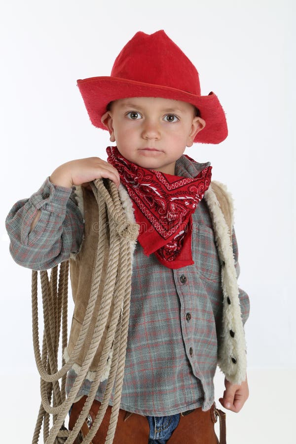 Aanbiddelijke jonge cowboy die een rode hoed dragen en een kabel houden stock afbeelding Aanbiddelijke jonge cowboy die een rode hoed dragen en een kabel houden stock afbeelding