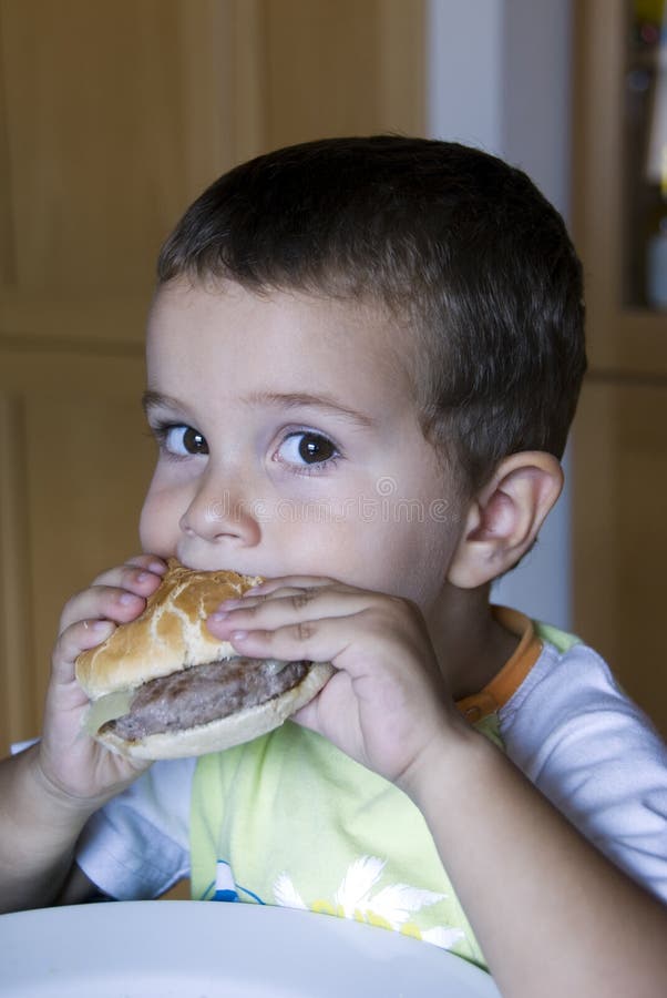 Aanbiddelijke Jongen Die Cheeseburger Eet Stock Afbeelding Image of