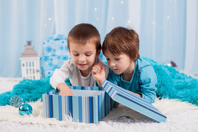 Aanbiddelijke kinderen, jongensbroers, die met Kerstmisdecorati spelen stock afbeeldingen Aanbiddelijke kinderen, jongensbroers, die met Kerstmisdecorati spelen stock afbeeldingen