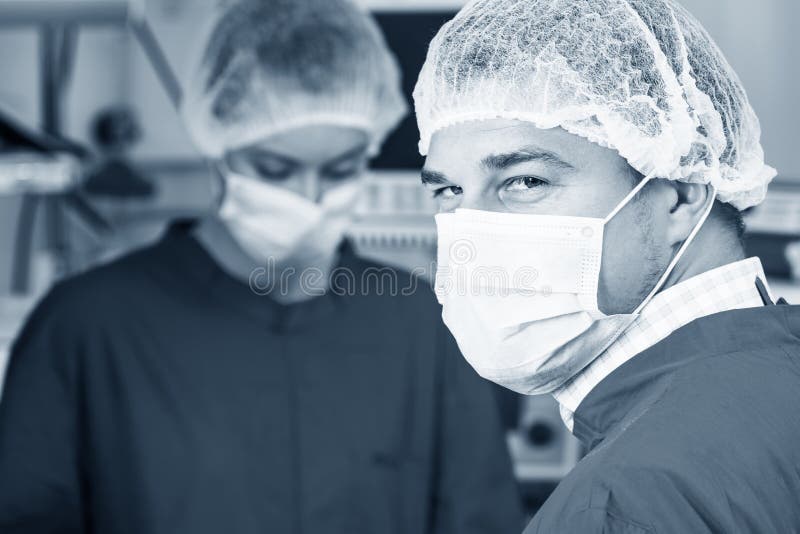 Aandachtig kijk van chirurg in masker royalty-vrije stock fotografie Aandachtig kijk van chirurg in masker royalty-vrije stock fotografie