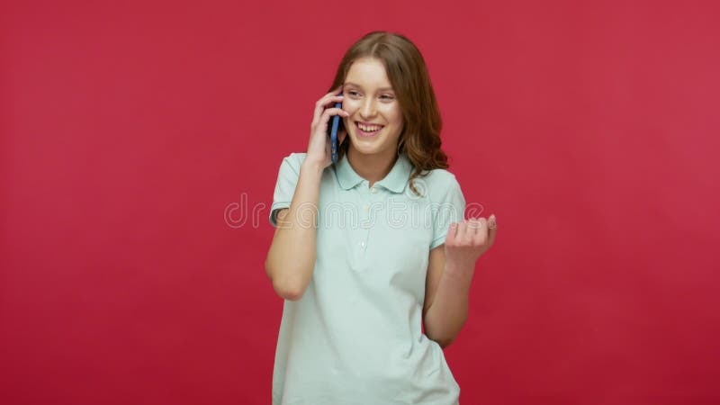 Aangenaam gesprek op mobiele telefoon en roaming. mooie vrouw