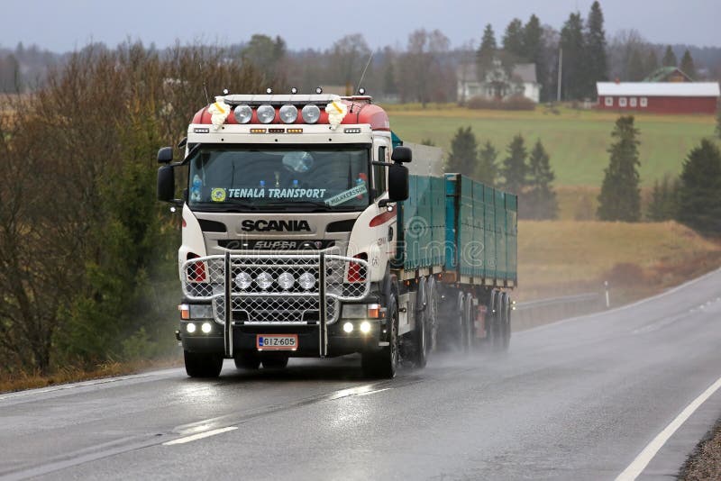 Aangepast Scania die in Nat Weer ruilen royalty-vrije stock foto Aangepast Scania die in Nat Weer ruilen royalty-vrije stock foto