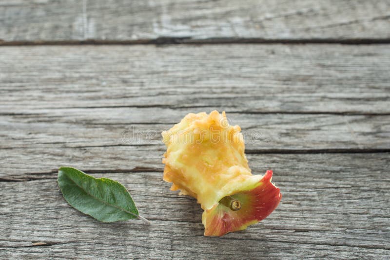 Aangetaste oude appelkern op een houten raad royalty-vrije stock afbeeldingen Aangetaste oude appelkern op een houten raad royalty-vrije stock afbeeldingen