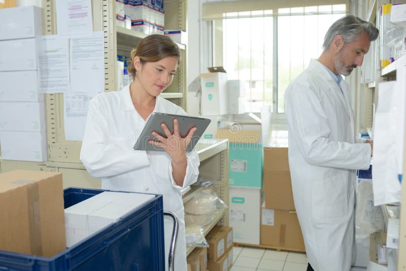 Aankomst verse geneesmiddelen in apotheek royalty-vrije stock foto Aankomst verse geneesmiddelen in apotheek royalty-vrije stock foto