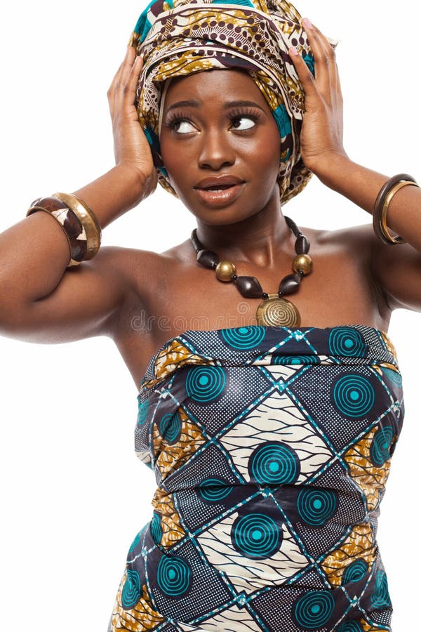 Aantrekkelijk Afrikaans model in traditionele kleding royalty-vrije stock foto Aantrekkelijk Afrikaans model in traditionele kleding royalty-vrije stock foto