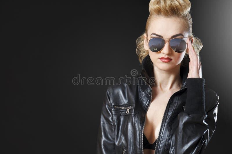 Aantrekkelijk blondemeisje die geopend leerjasje dragen royalty-vrije stock fotografie Aantrekkelijk blondemeisje die geopend leerjasje dragen royalty-vrije stock fotografie