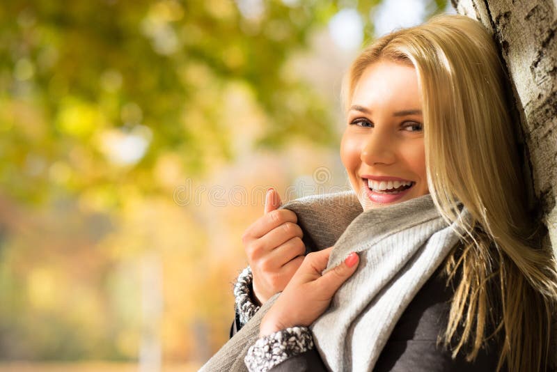 Aantrekkelijk blondemeisje die van een park genieten royalty-vrije stock foto Aantrekkelijk blondemeisje die van een park genieten royalty-vrije stock foto