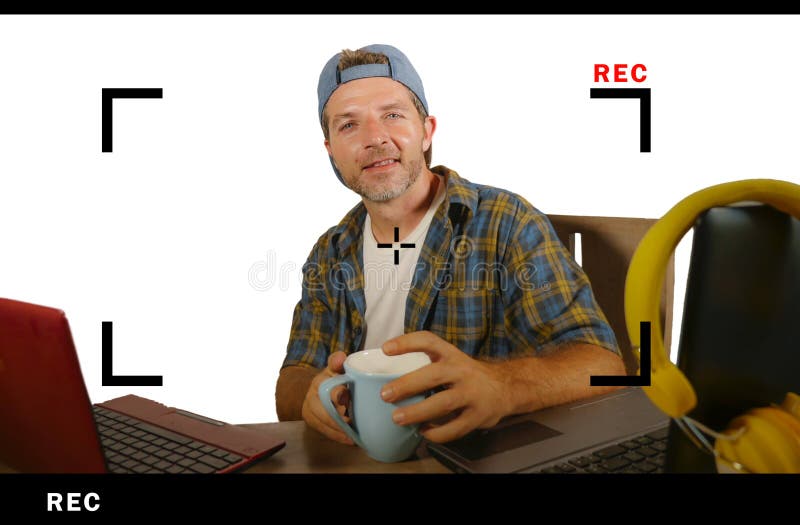 Aantrekkelijk en gelukkig succesvol Internet blogger bemant in Amerikaans GLB tijdens online voer die en in sociale media n verkl royalty-vrije stock foto Aantrekkelijk en gelukkig succesvol Internet blogger bemant in Amerikaans GLB tijdens online voer die en in sociale media n verkl royalty-vrije stock foto