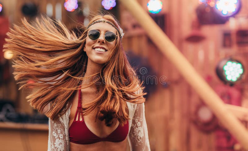 Aantrekkelijk hippiemeisje bij muziekfestival