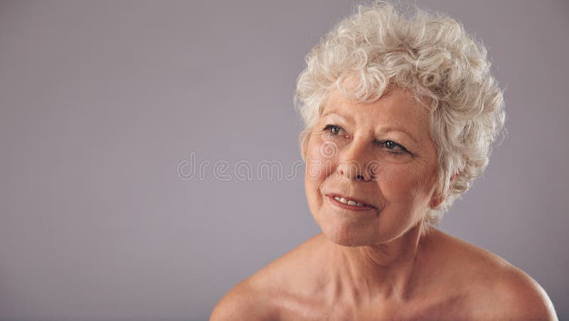 Aantrekkelijk hoger vrouwendagdromen royalty-vrije stock fotografie Aantrekkelijk hoger vrouwendagdromen royalty-vrije stock fotografie