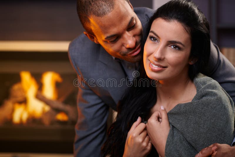 Aantrekkelijk interracial paar thuis stock afbeelding Aantrekkelijk interracial paar thuis stock afbeelding