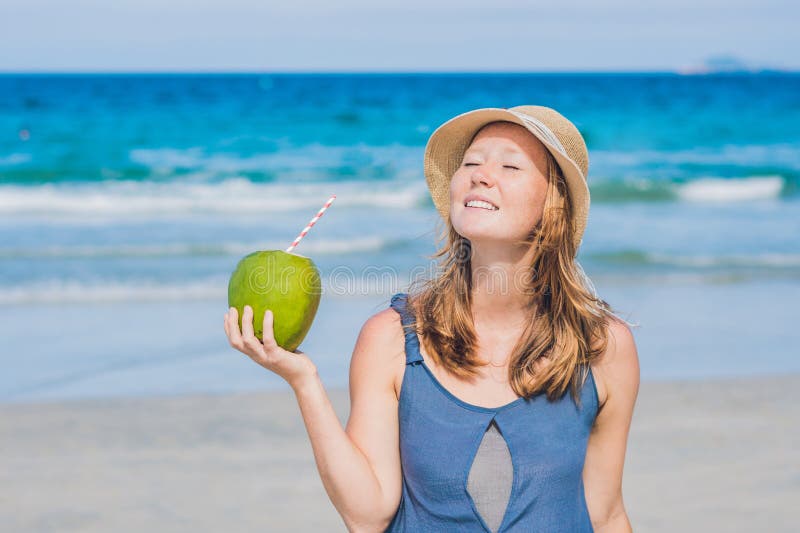 Aantrekkelijk Jong Vrouw Het Drinken Kokosnotenwater Op Het Strand Stock Afbeelding Afbeelding