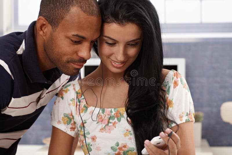 Aantrekkelijk paar met mp3 speler stock fotografie Aantrekkelijk paar met mp3 speler stock fotografie