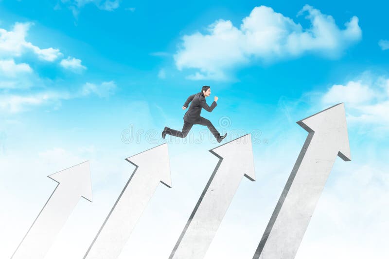 Aantrekkelijke Aziatische zakenman die boven witte pijlen springen stock afbeelding Aantrekkelijke Aziatische zakenman die boven witte pijlen springen stock afbeelding