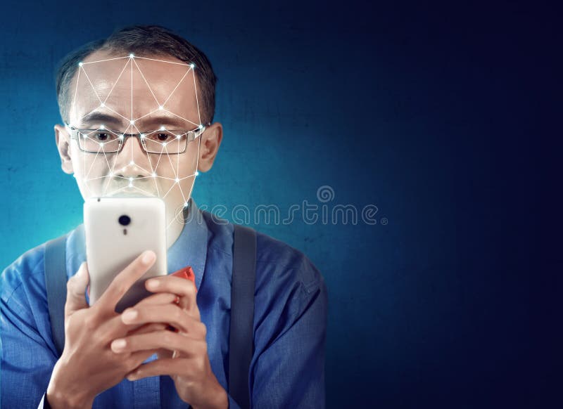 Aantrekkelijke Aziatische zakenman met mobiele telefoon die gezichtserkenning gebruiken royalty-vrije stock afbeelding Aantrekkelijke Aziatische zakenman met mobiele telefoon die gezichtserkenning gebruiken royalty-vrije stock afbeelding