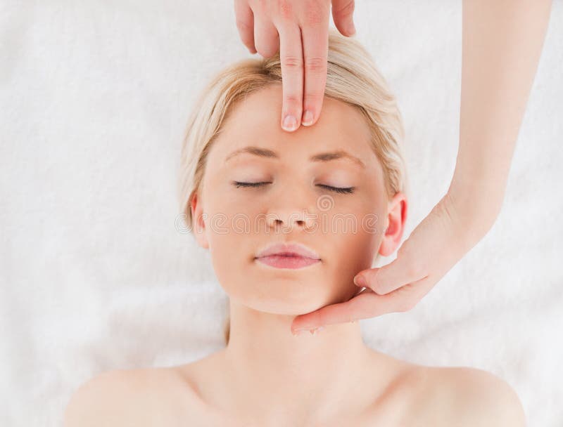 Aantrekkelijke blond-haired vrouw die een massage krijgt royalty-vrije stock foto's Aantrekkelijke blond-haired vrouw die een massage krijgt royalty-vrije stock foto's