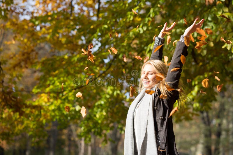 Aantrekkelijke blonde vrouw in de de herfstzon royalty-vrije stock fotografie Aantrekkelijke blonde vrouw in de de herfstzon royalty-vrije stock fotografie