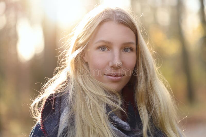 Aantrekkelijke blonde vrouw op de herfstmanier stock foto's Aantrekkelijke blonde vrouw op de herfstmanier stock foto's