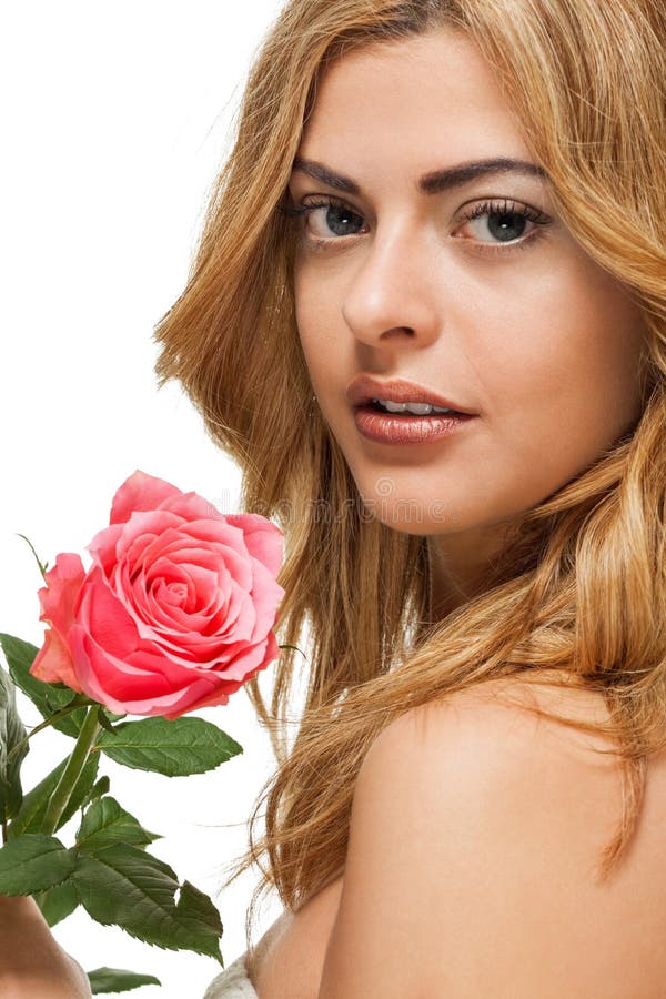 Aantrekkelijke jonge glimlachende vrouw met geïsoleerde bloemenrozen royalty-vrije stock afbeeldingen Aantrekkelijke jonge glimlachende vrouw met geïsoleerde bloemenrozen royalty-vrije stock afbeeldingen